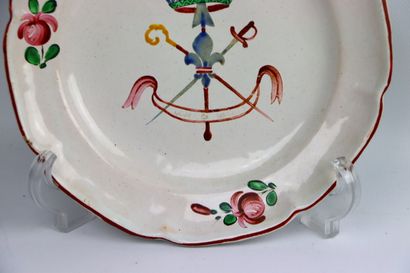 null LES ISLETTES.

Assiette en faïence à décor polychrome de petit feu aux trois...