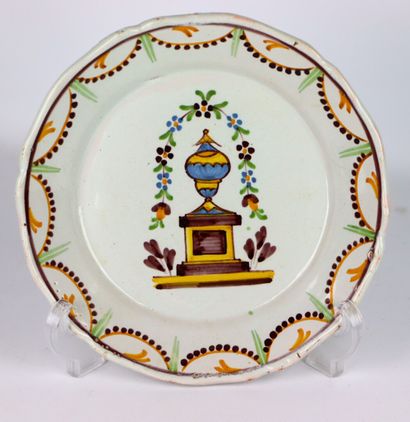 null NEVERS.

Assiette en faïence à décor polychrome révolutionnaire au tombeau de...