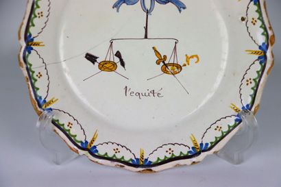 null NEVERS.

Assiette en faïence à décor polychrome révolutionnaire d'une balance...