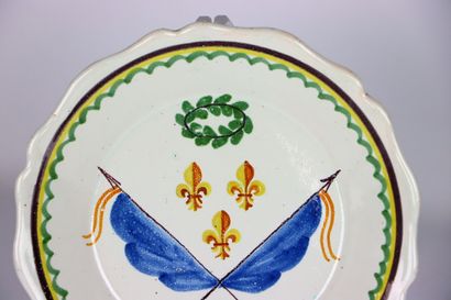 null NEVERS.

Assiette en faïence à décor polychrome marqué W le Roi.

Epoque Charles...