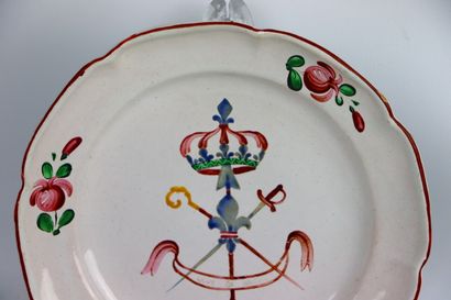 null LES ISLETTES.

Assiette en faïence à décor polychrome de petit feu aux trois...