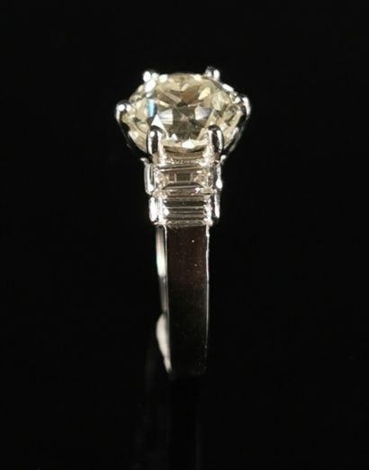 null Bague en platine ornée d'un diamant taille ancienne d'environ 2.6 carats entouré...