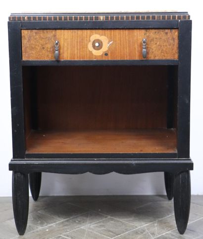 null TRAVAIL DES ANNÉES 1920

« Corbeilles fleuries »

Ensemble de mobilier de chambre...