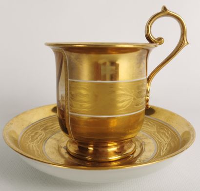 null FURSTENBERG.

Tasse et sa sous-tasse en porcelaine à fond or, à décor dans un...