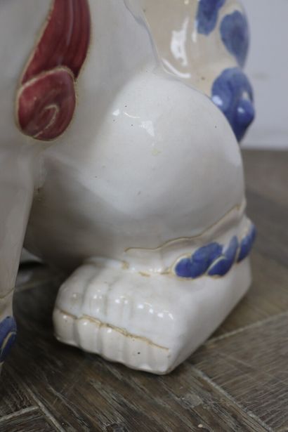 null CHINE.

Paire de chimères en porcelaine blanche, rehaussée de bleu, les langues...