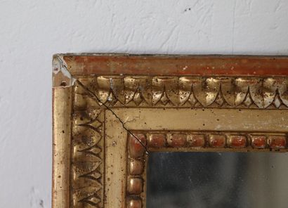 null Miroir en bois doré à décor de frise de raies de coeur et frise de perles.

Epoque...