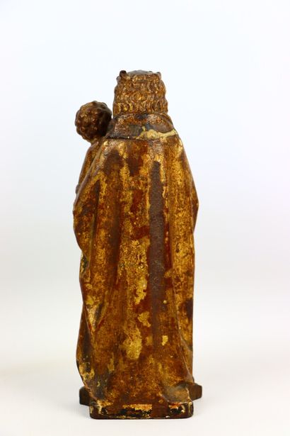 null Vierge à l'enfant en bois sculpté et doré. 

Epoque XVIIIème siècle.

H_26 cm...