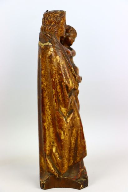 null Vierge à l'enfant en bois sculpté et doré. 

Epoque XVIIIème siècle.

H_26 cm...