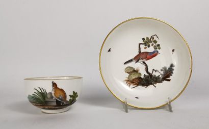 null HOCHST.

Tasse et sa sous-tasse en porcelaine à décor polychrome d'oiseaux et...