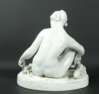 null FALCONET Etienne Maurice (1716-1791), d'après.

La baigneuse.

Groupe en porcelaine...