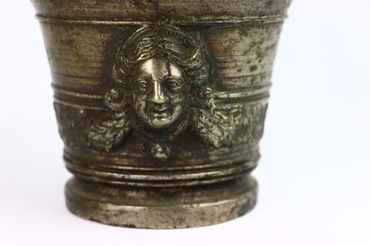 null Mortier en bronze à décor de masques en appliques et frises, avec un pilon.

XVIIème...