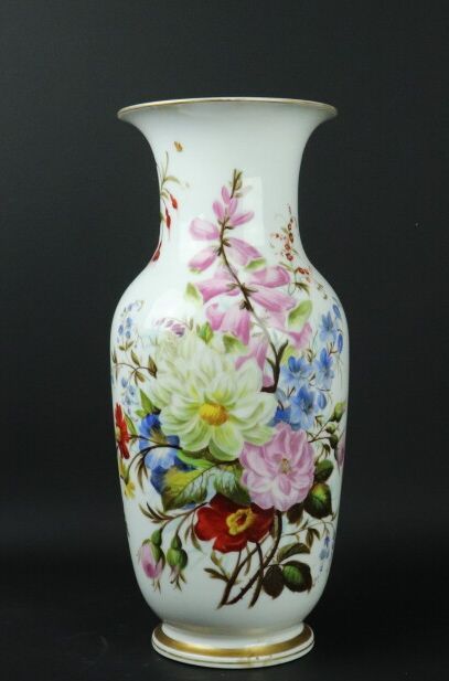 null Paire de vases balustre en porcelaine à décor peint de bouquets de fleurs et...