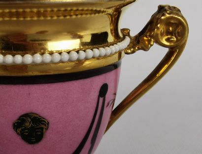 null PARIS.

Tasse ovoïde et sa sous-tasse en porcelaine à fond rose, l'intérieur...