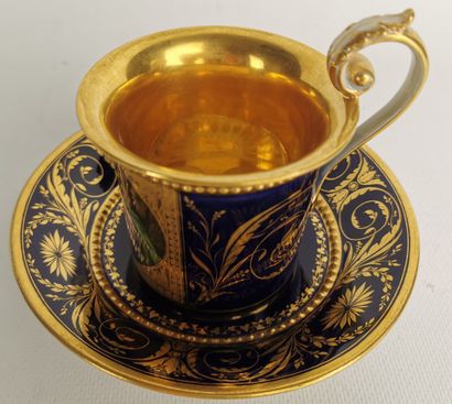 null MEISSEN.

Tasse et sa sous-tasse en porcelaine à décor sur fond bleu et or d'une...