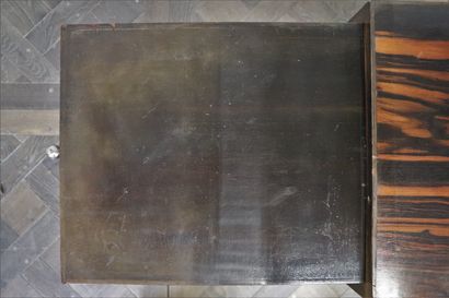 null TRAVAIL DES ANNÉES 1930

Table moderrniste en placage et placage peint à l'imitation...
