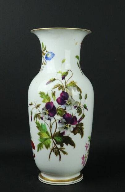 null Paire de vases balustre en porcelaine à décor peint de bouquets de fleurs et...