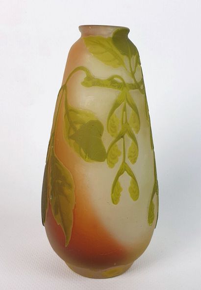 null Etablissements GALLE.

Vase piriforme en verre multicouche à décor de feuillages,...