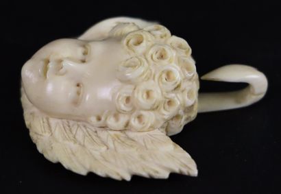 null Elément de berceau en ivoire rsculpté représentant un une tête d'ange. 

Trois...