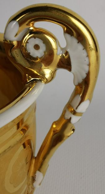 null PARIS.

Tasse ovoïde et sa sous-tasse en porcelaine, à fond or, à décor polychrome...