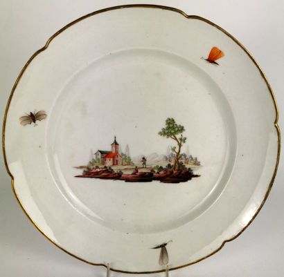 null NIDERVILLER.

Assiette en porcelaine à décor d'un paysage animé et d'insectes...