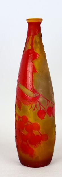 null Etablissement GALLE. 

Vase de forme bouteille en verre muticouches à décor...