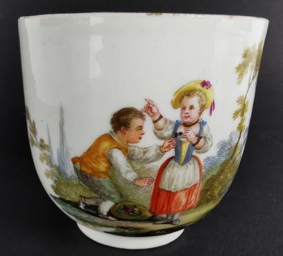 null MEISSEN.

Tasse et sa sous-tasse en porcelaine, à décor polychrome de jeux d'enfants.

XVIIIème...