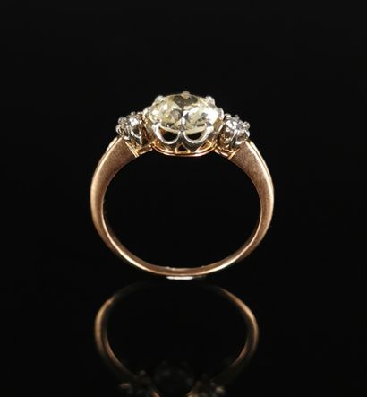 null Bague en or rose ornée d'un diamant central d'environ 1.3 carat, épaulé de deux...