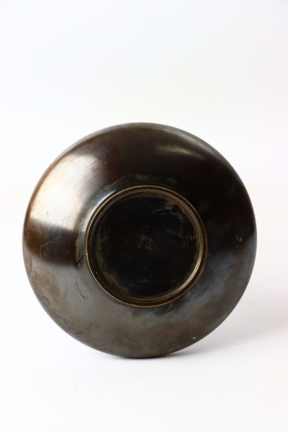 null JAPON, Epoque Meiji (1868-1912).

Vase soliflore à panse aplatie et au col cintré...