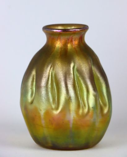 null Louis Comfort TIFFANY (1848-1933).

Vase à col resséré en verre irisé. La pense...