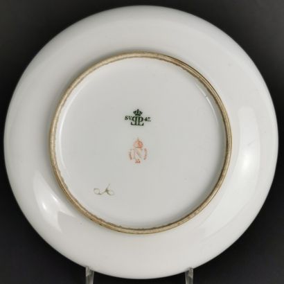 null SEVRES.

Tasse à thé et sa sous-tasse en porcelaine, à décor polychrome de guirlande...