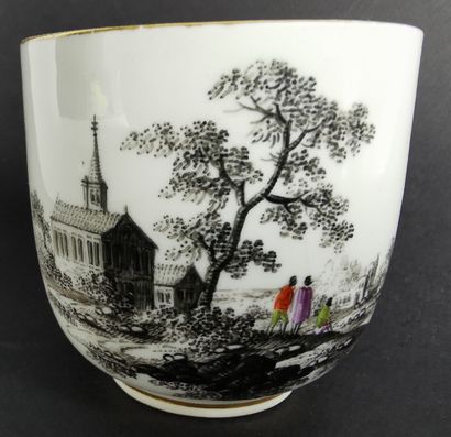 null VIENNE.

Tasse et sa sous-tasse en porcelaine à décor de paysages animés en...
