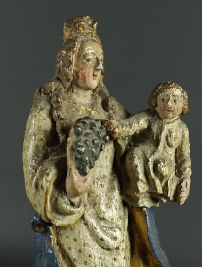 null Vierge à l'enfant en bois sculpté et polychrome.

XVIIIème siècle.

H_28,7 ...