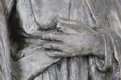 null Grande statue en plâtre patiné représentant Sainte Philomène tenant en sa main...