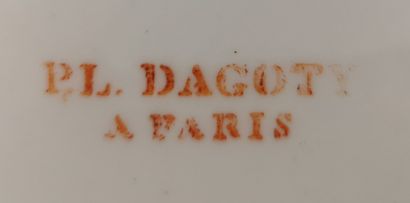null PARIS, manufacture de Dagoty.

Assiette en porcelaine à décor polychrome de...