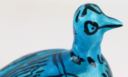 null PERSE.

Pigeon en céramique à glaçure bleue turquoise et traits noirs représentant...