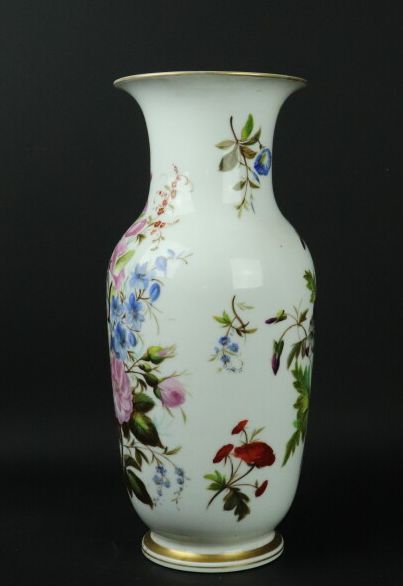 null Paire de vases balustre en porcelaine à décor peint de bouquets de fleurs et...