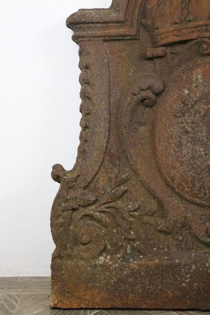 null Plaque de cheminée en fonte à décors des armes de France.

XVIIIème siècle.

H_73...