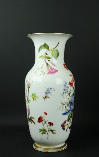 null Paire de vases balustre en porcelaine à décor peint de bouquets de fleurs et...