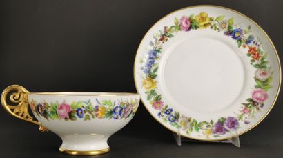 null SEVRES.

Tasse à thé et sa sous-tasse en porcelaine, à décor polychrome de guirlande...