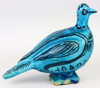 null PERSE.

Pigeon en céramique à glaçure bleue turquoise et traits noirs représentant...