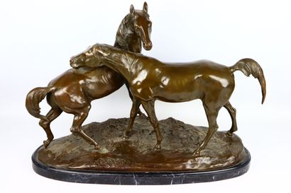 null Pierre-Jules MENE (1810-1879), d'après. 

L'accolade

Bronze à patine brune...