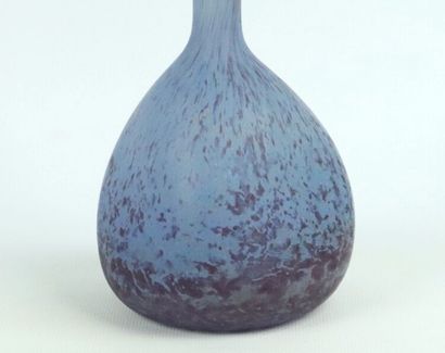 null Vase soliflore en verre marmoréen bleu et mauve.

Vers 1920.

H_30 cm