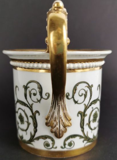 null MEISSEN.

Tasse et sa sous-tasse en porcelaine à décor en camaïeu vert et or...