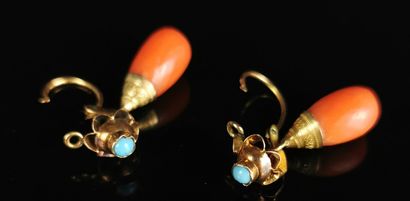 null Paire de boucles d'oreille en or jaune ornées de coraux et opales bleu.

L_...