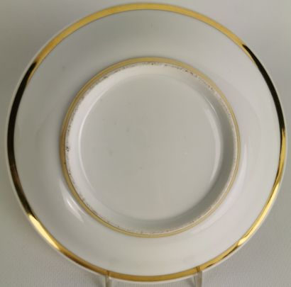 null PARIS.

Tasse ovoïde et sa sous-tasse en porcelaine, à fond or, à décor polychrome...