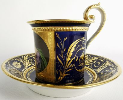 null MEISSEN.

Tasse et sa sous-tasse en porcelaine à décor sur fond bleu et or d'une...