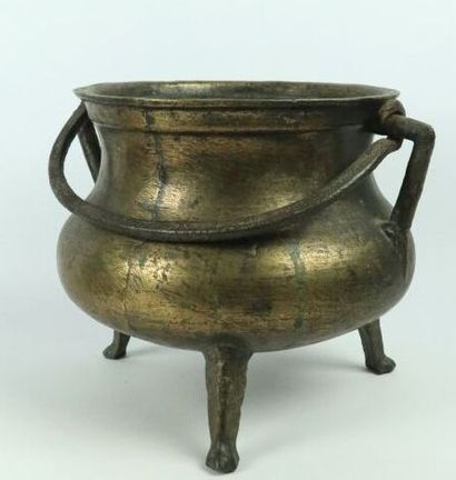 null Chaudon tripode en bronze, à anse.

La panse gravée HBC (?).

XVIème-XVIIème...
