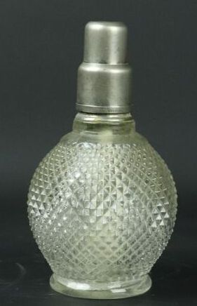 null Lampe BERGER.

Le corps à décor moulé de pointes de diamants. 

Le bouchon en...