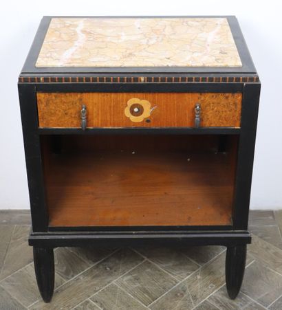 null TRAVAIL DES ANNÉES 1920

« Corbeilles fleuries »

Ensemble de mobilier de chambre...