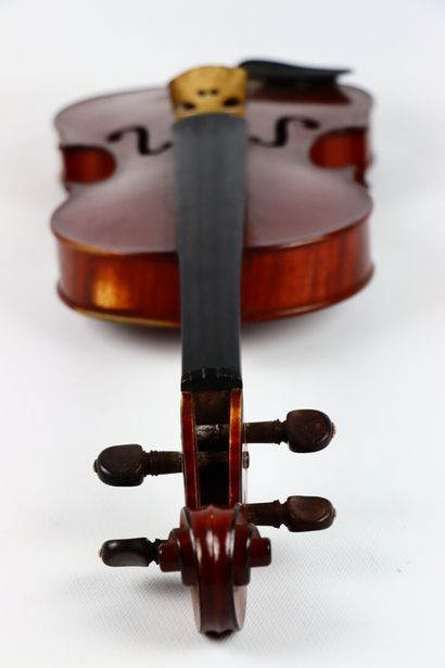 null Violon de Gustave BERNARDEL fait à Paris en 1894, numéroté 1666.

Portant étiquette...